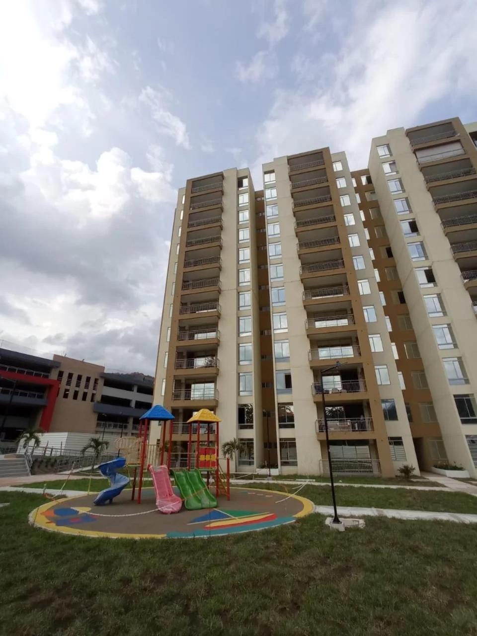 Apartamento con piscina y parqueadero a 7 min del centro view 2