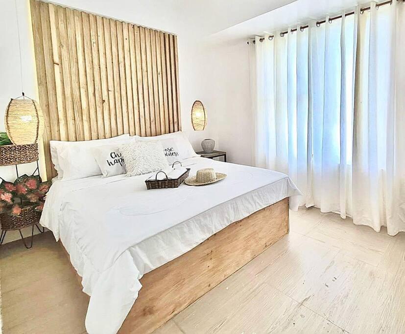 NEW Luxury Suite with pool and Netflix near Airport