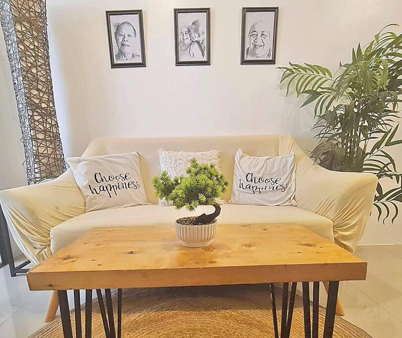 NEW Luxury Suite with pool and Netflix near Airport