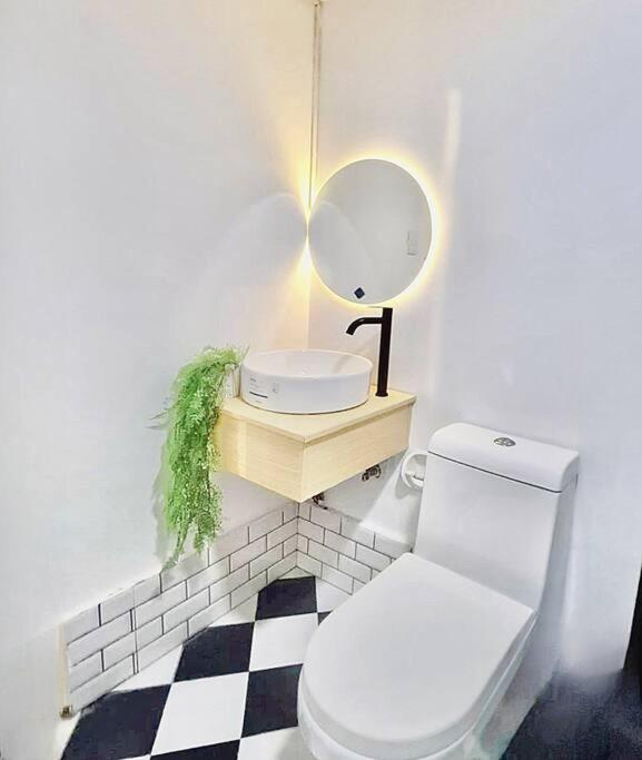 NEW Luxury Suite with pool and Netflix near Airport