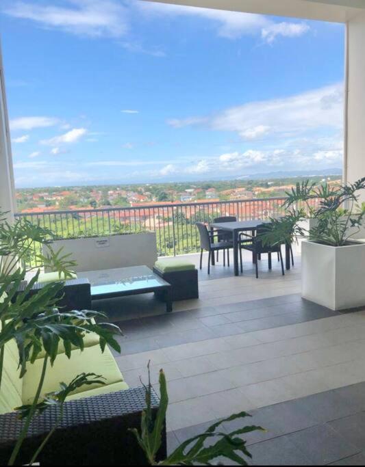 NEW Luxury Suite with pool and Netflix near Airport