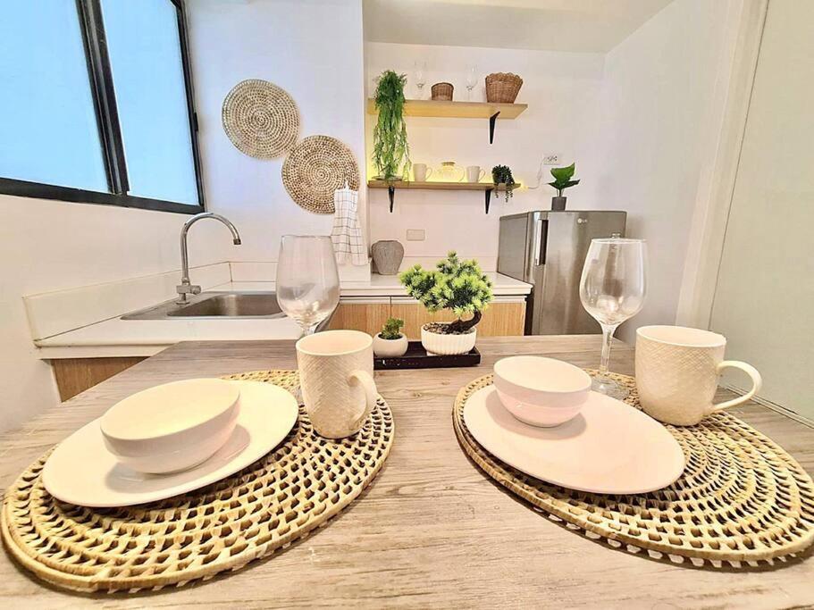 NEW Luxury Suite with pool and Netflix near Airport