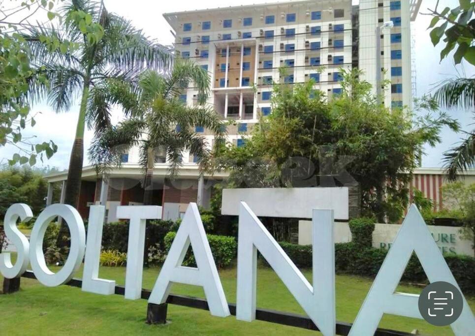 NEW Luxury Suite with pool and Netflix near Airport