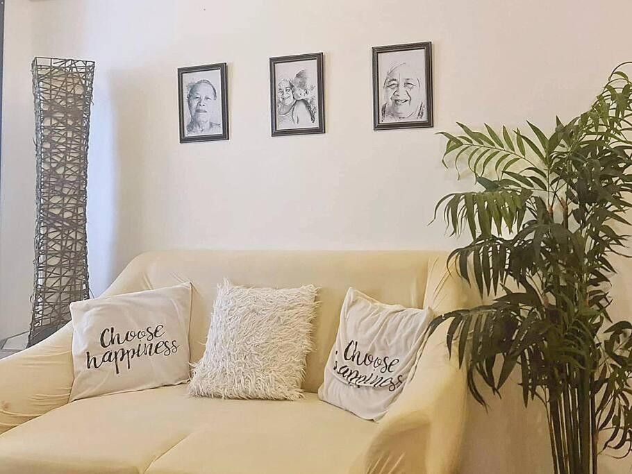 NEW Luxury Suite with pool and Netflix near Airport