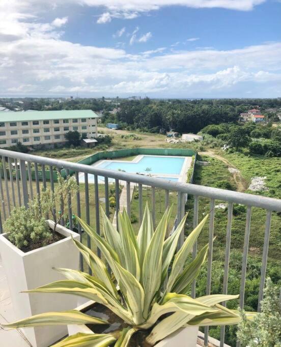 NEW Luxury Suite with pool and Netflix near Airport