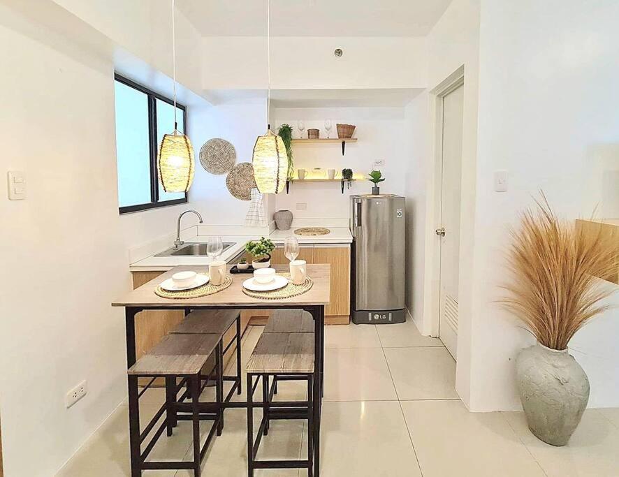 NEW Luxury Suite with pool and Netflix near Airport