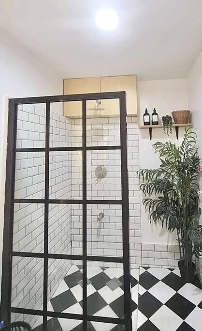 NEW Luxury Suite with pool and Netflix near Airport