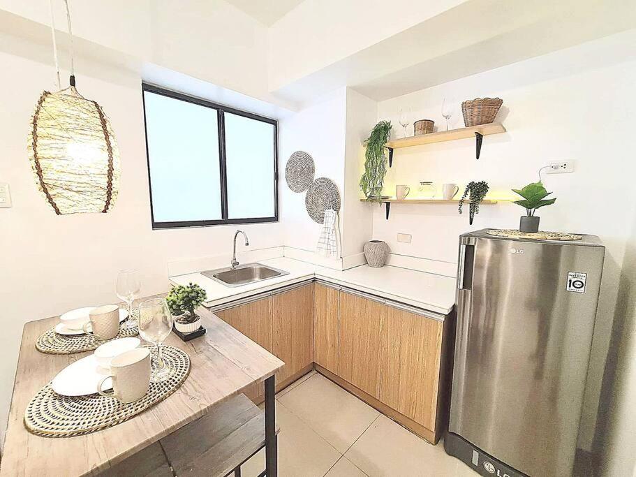 NEW Luxury Suite with pool and Netflix near Airport