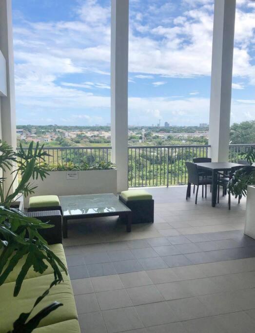 NEW Luxury Suite with pool and Netflix near Airport