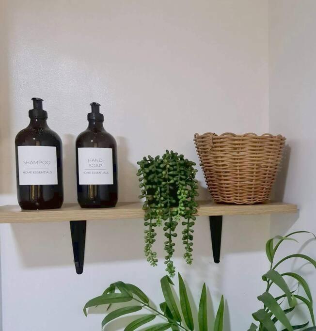 NEW Luxury Suite with pool and Netflix near Airport