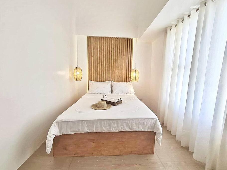 NEW Luxury Suite with pool and Netflix near Airport
