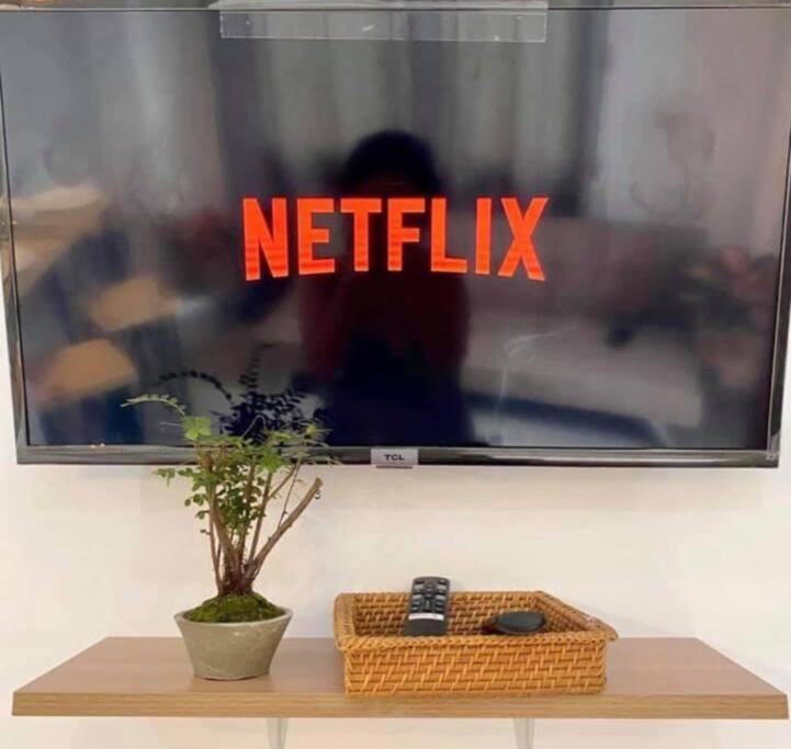 NEW Luxury Suite with pool and Netflix near Airport