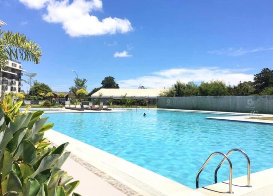 NEW Luxury Suite with pool and Netflix near Airport