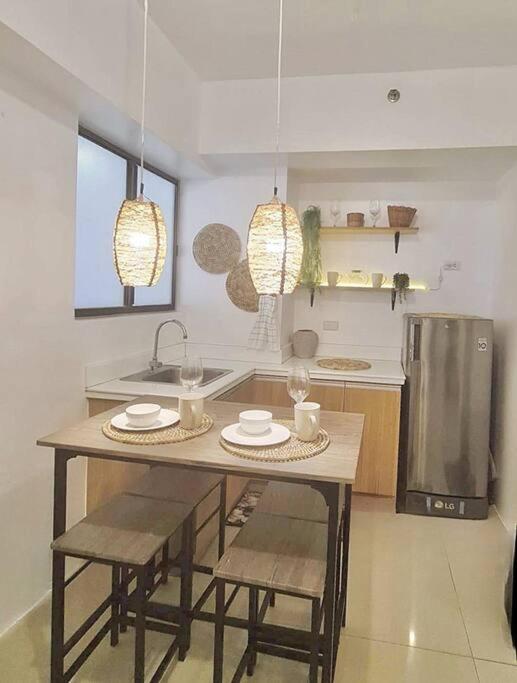 NEW Luxury Suite with pool and Netflix near Airport