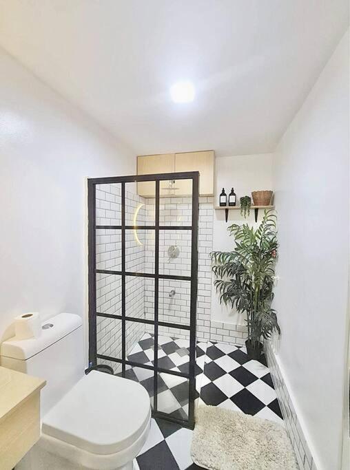 NEW Luxury Suite with pool and Netflix near Airport