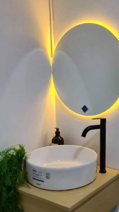 NEW Luxury Suite with pool and Netflix near Airport