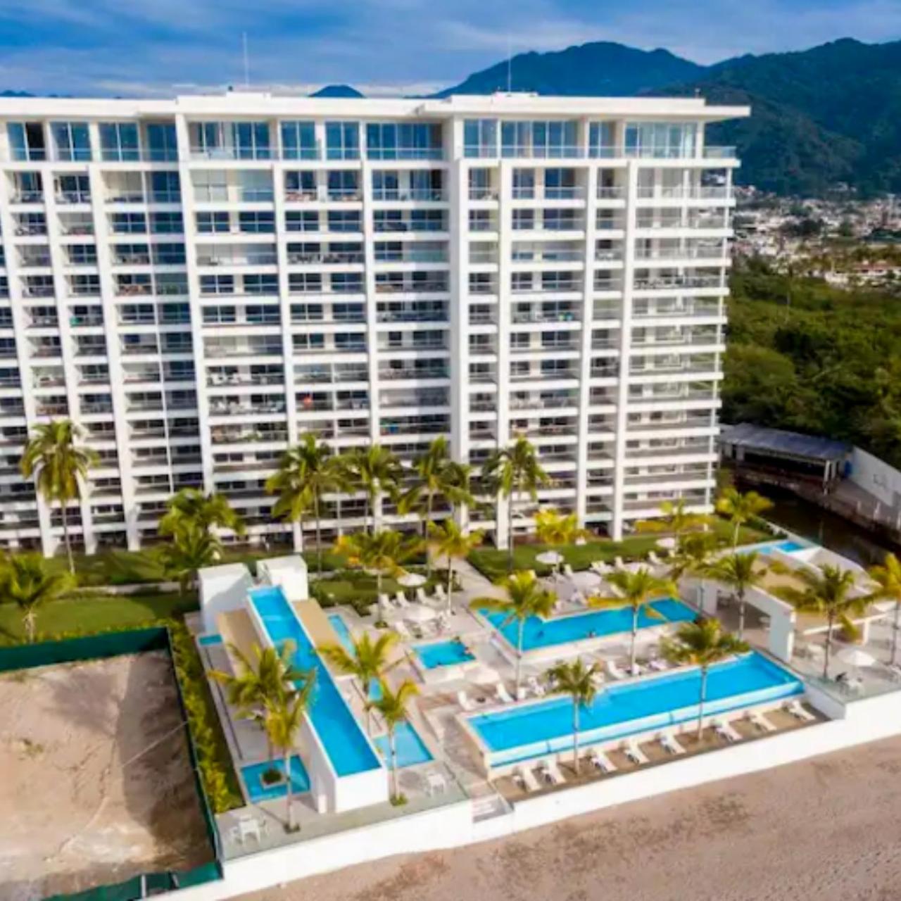 Apartamento con Piscina Frente al Mar en Puerto Vallarta view 2