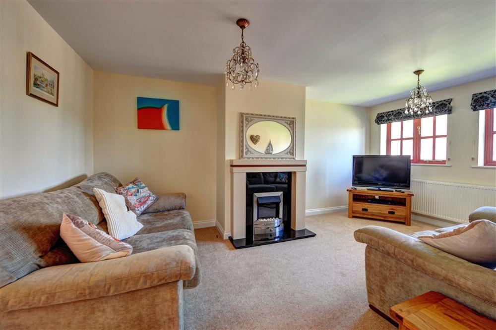 28 Barnes Meadow view 2