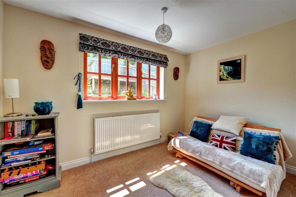 28 Barnes Meadow view 4