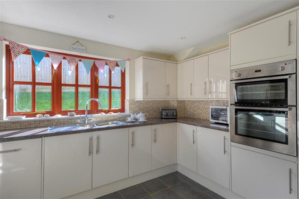 28 Barnes Meadow view 5