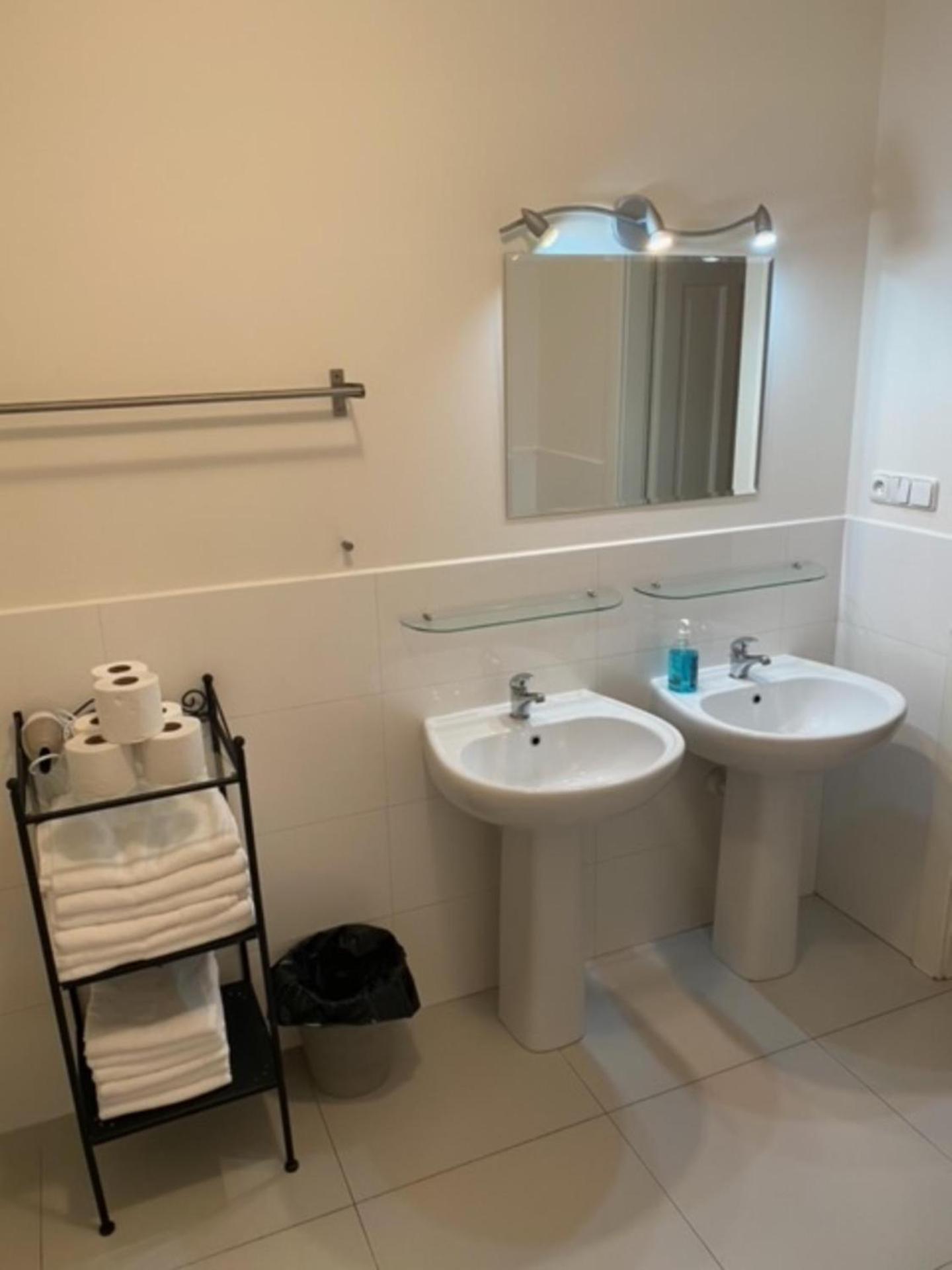 3 Bed Flat - Sleeps 10 - Pets - Smoking on terrace