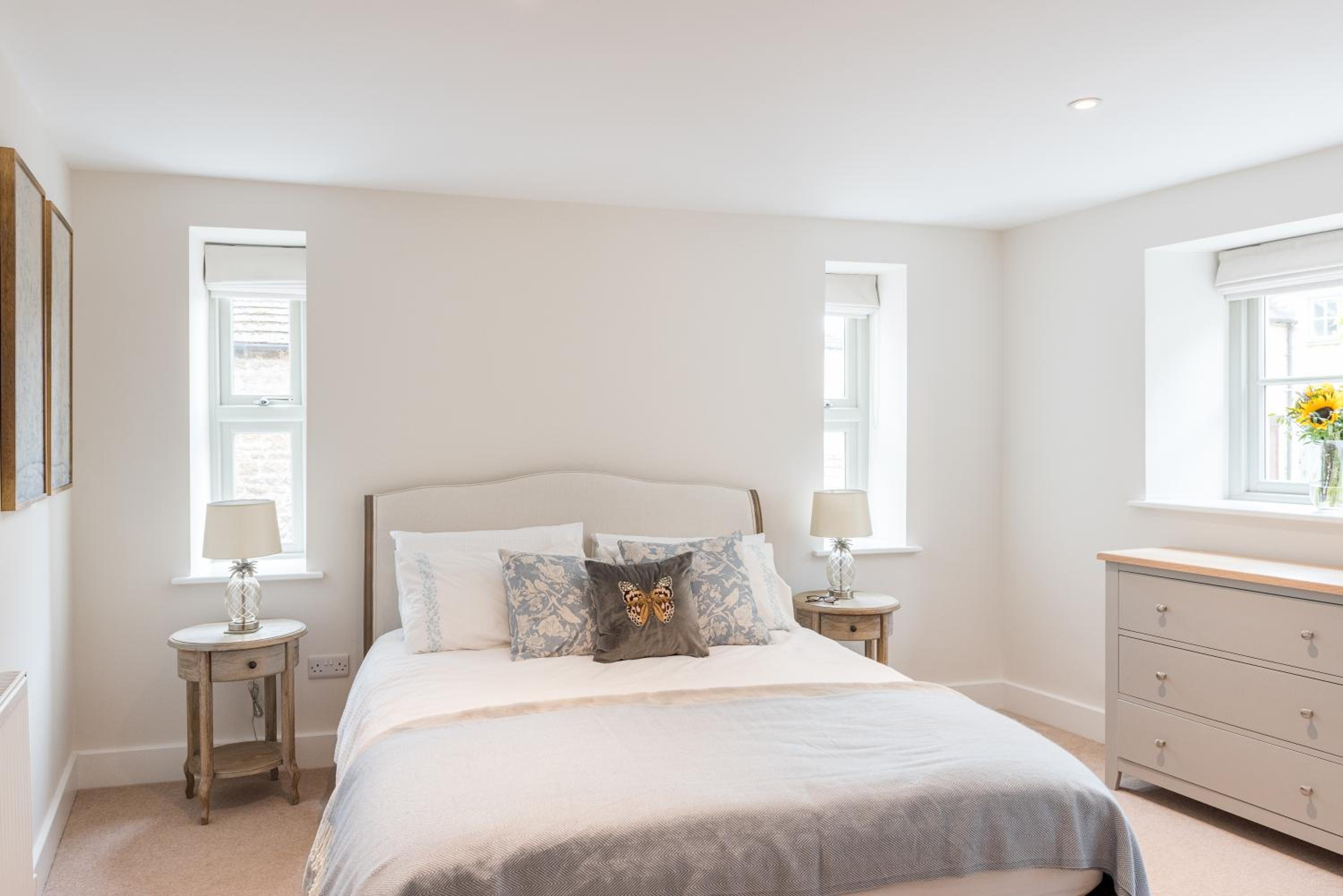 Luxury cottage on quiet street in central Stamford with Parking view 5