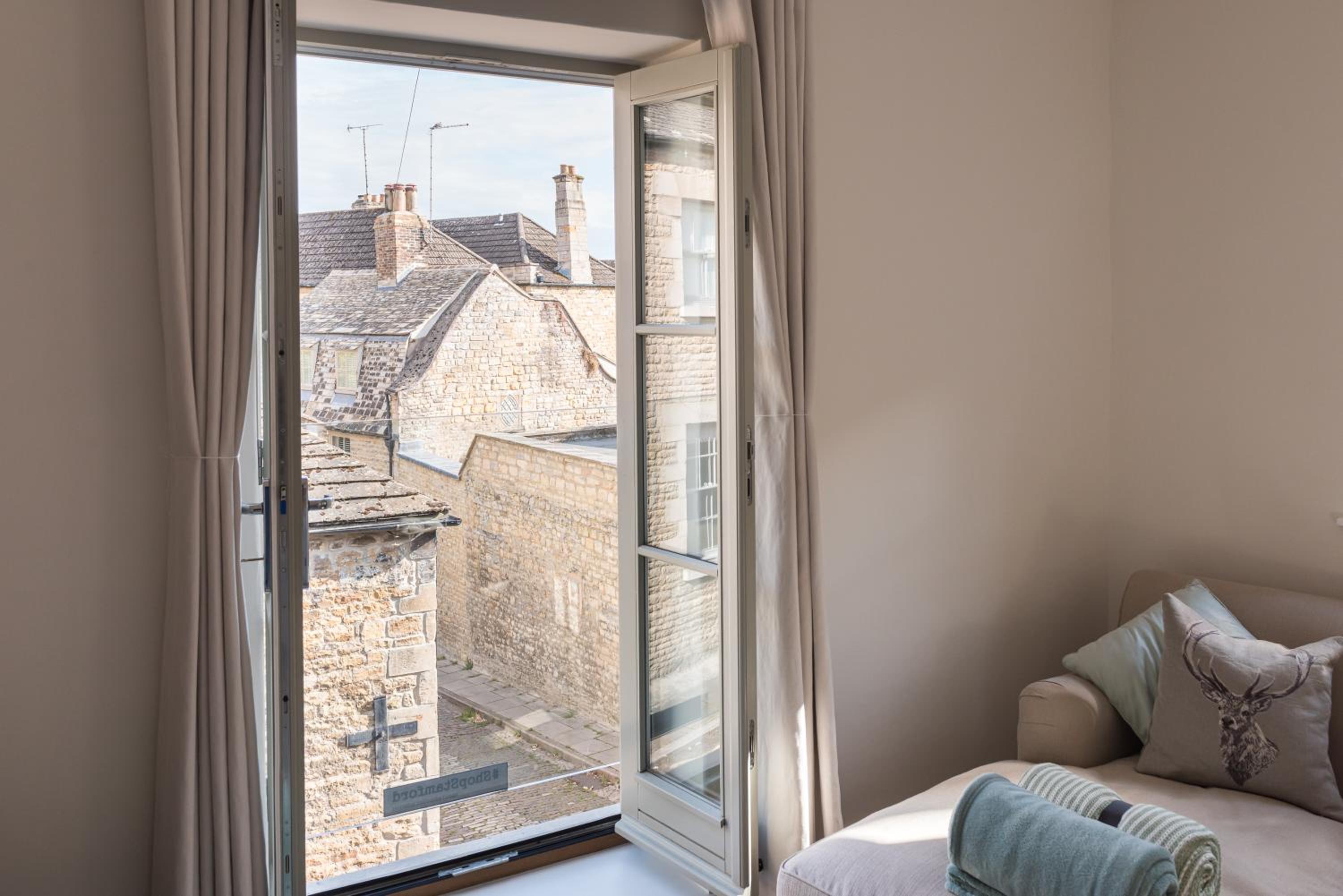 Luxury cottage on quiet street in central Stamford with Parking view 4