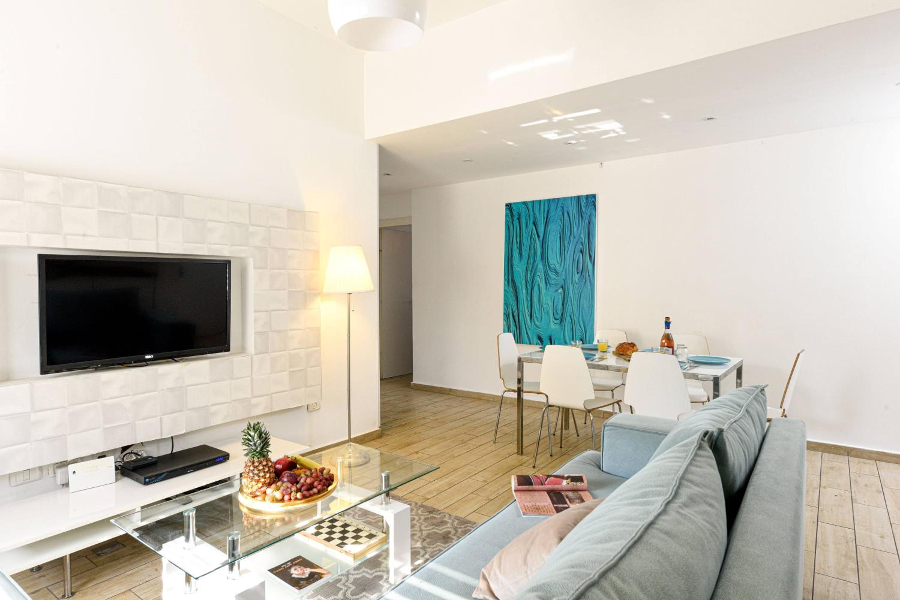 Stylish 3BR Apt w Balcony 5 min Walk from Beach
