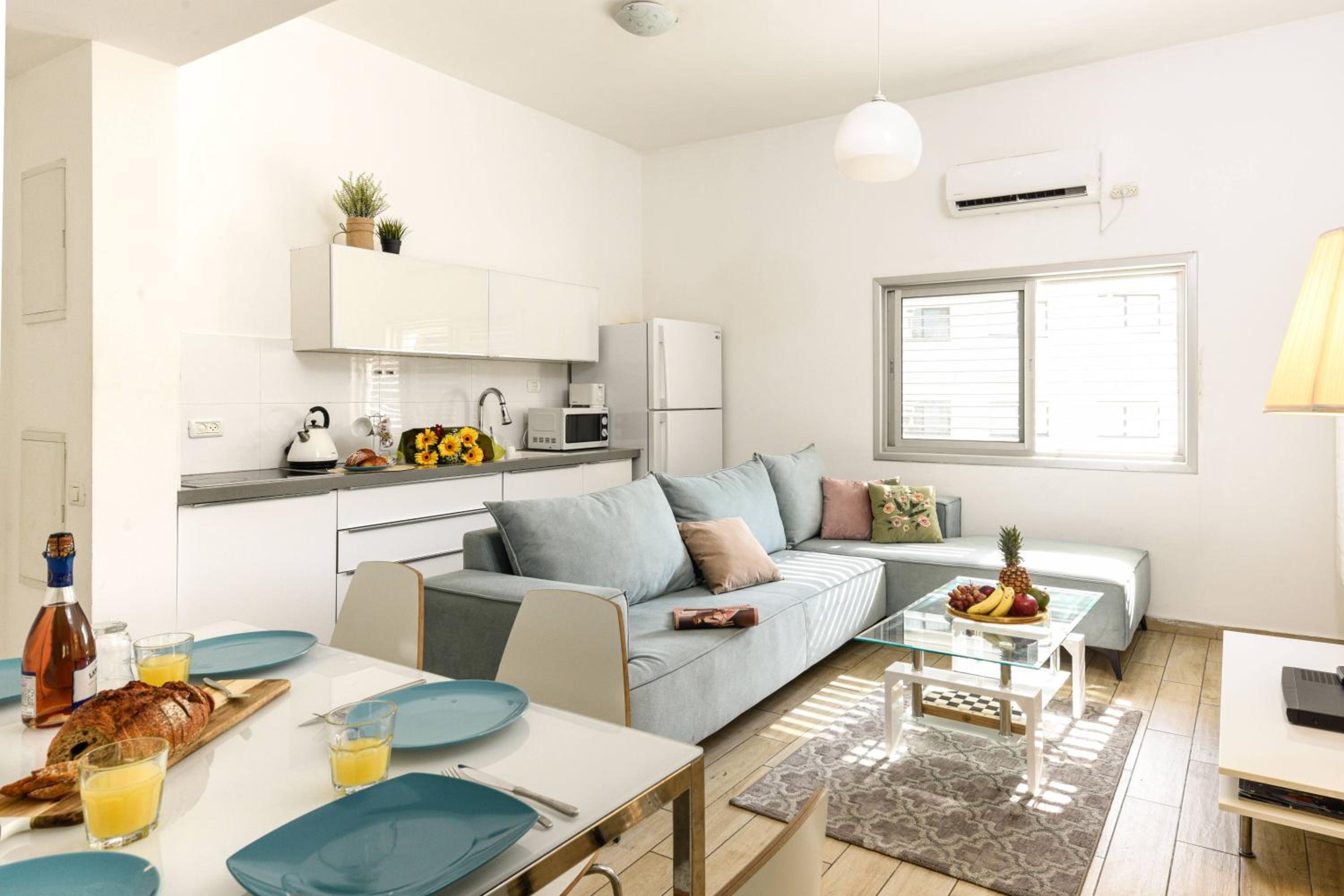 Stylish 3BR Apt w Balcony 5 min Walk from Beach