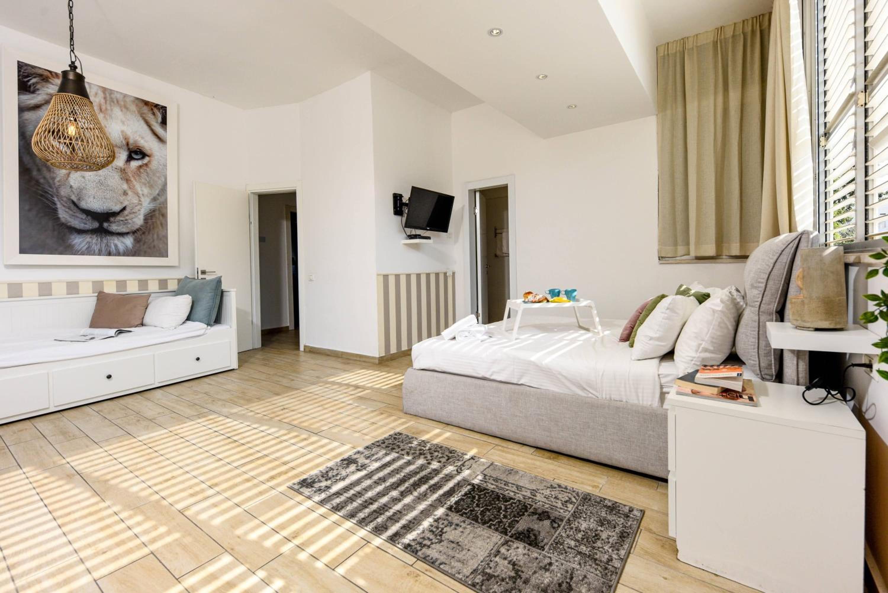 Stylish 3BR Apt w Balcony 5 min Walk from Beach