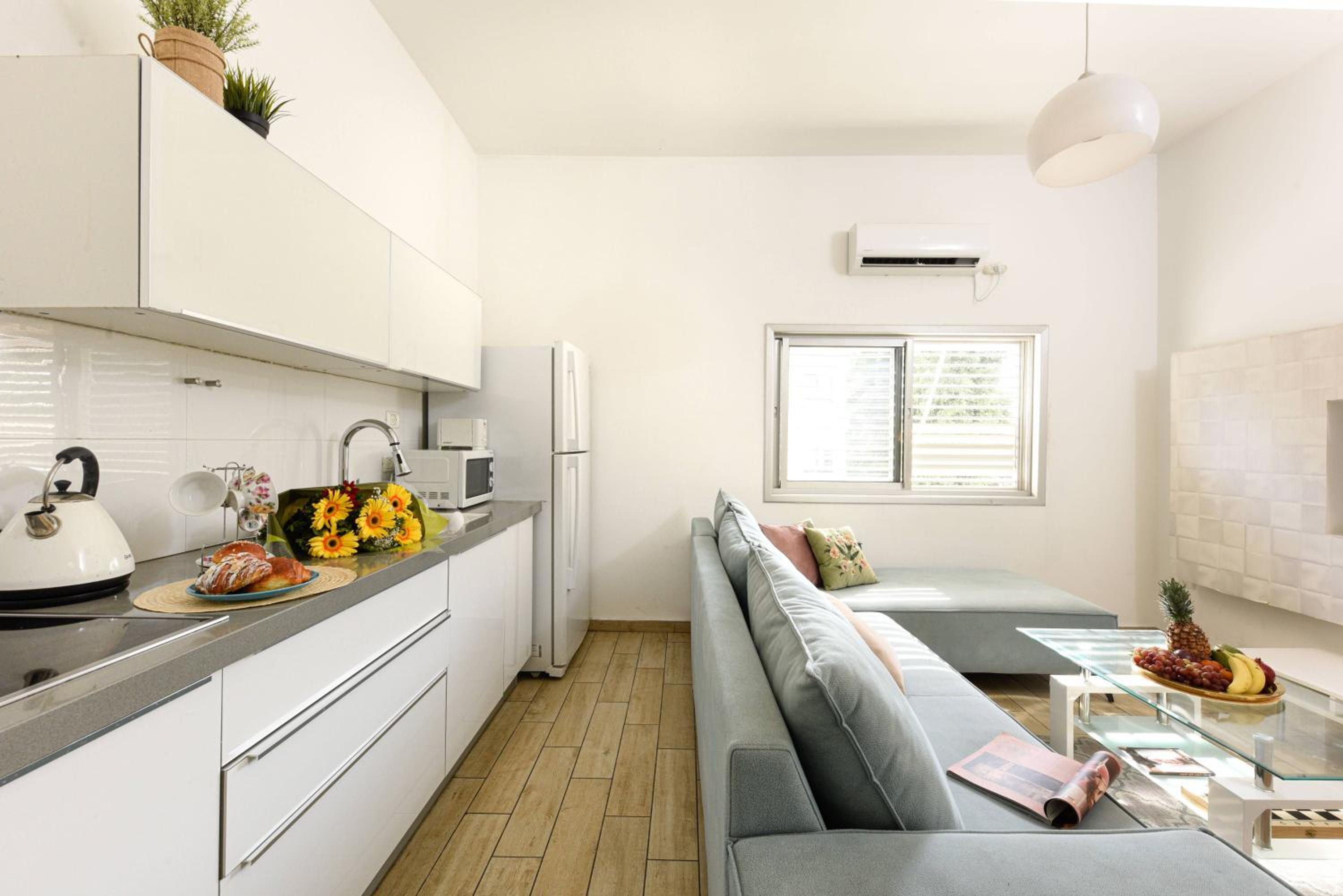 Stylish 3BR Apt w Balcony 5 min Walk from Beach