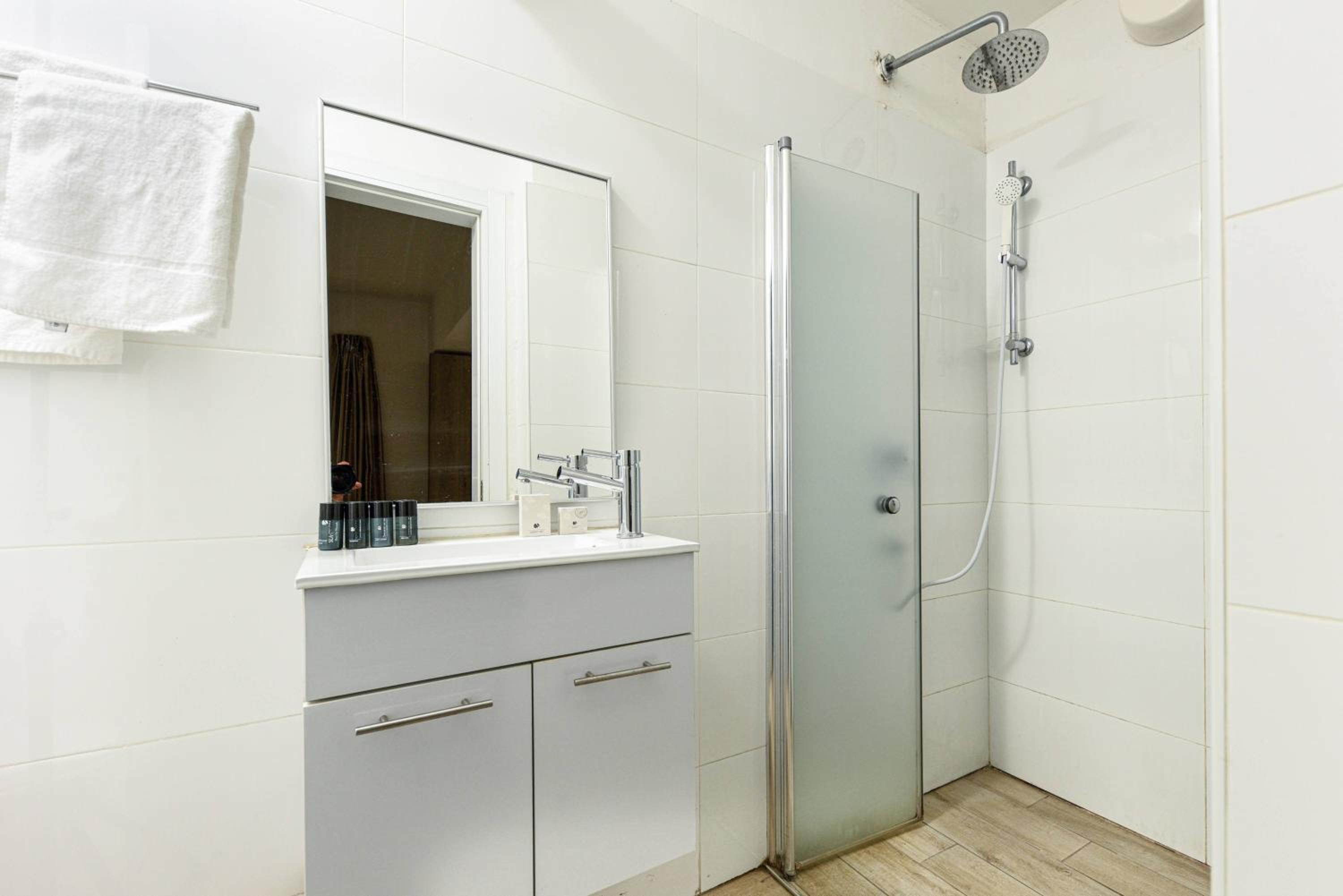 Stylish 3BR Apt w Balcony 5 min Walk from Beach