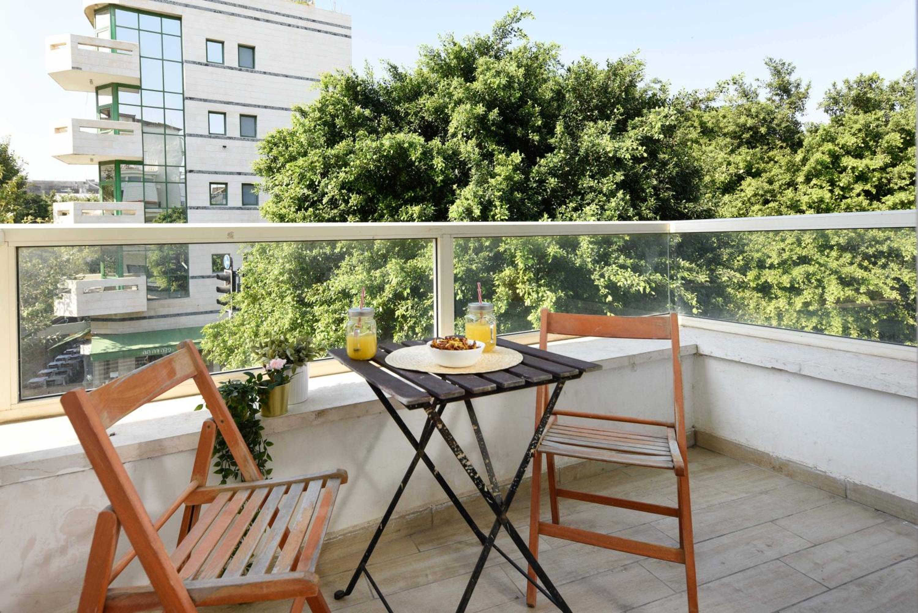 Stylish 3BR Apt w Balcony 5 min Walk from Beach