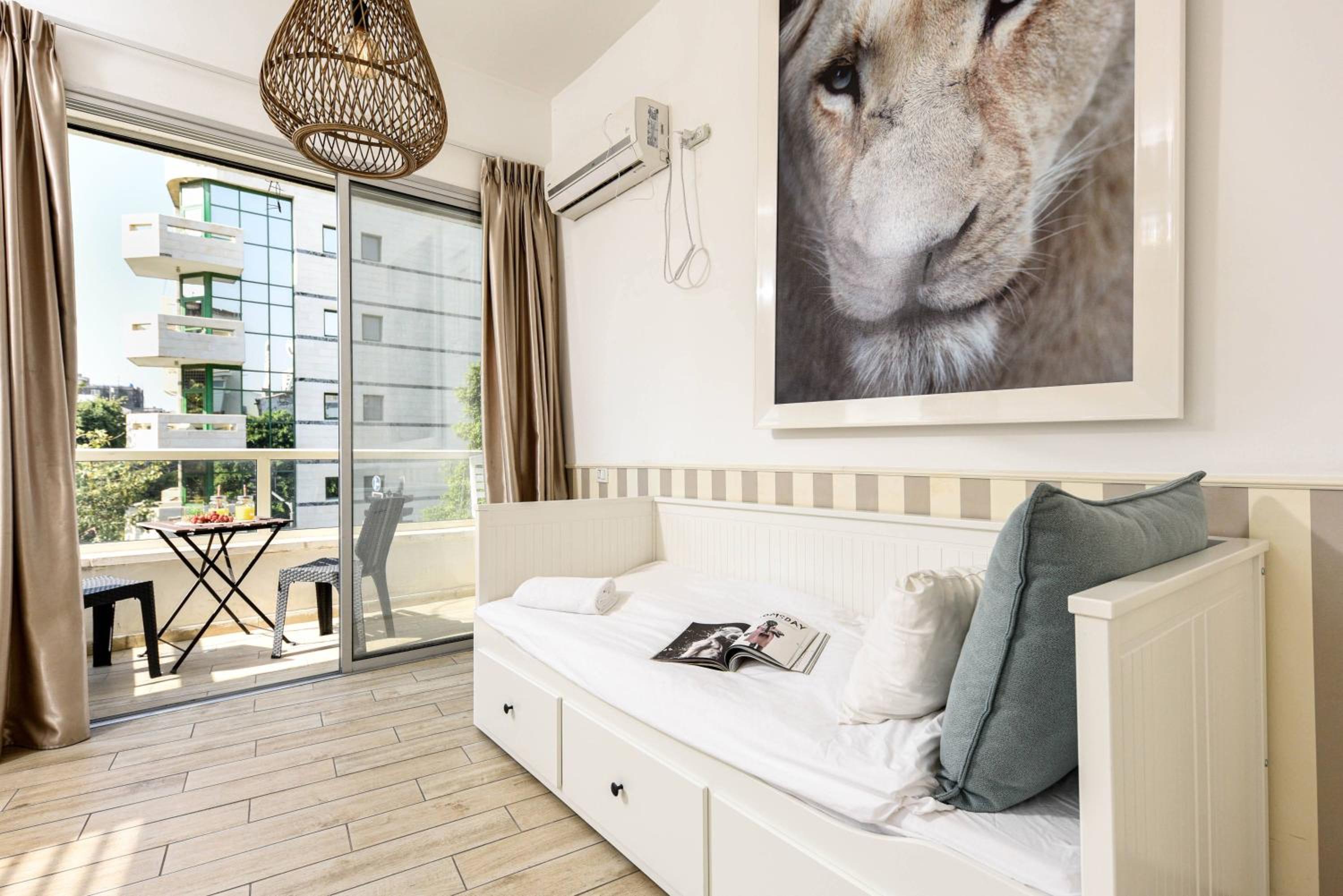 Stylish 3BR Apt w Balcony 5 min Walk from Beach