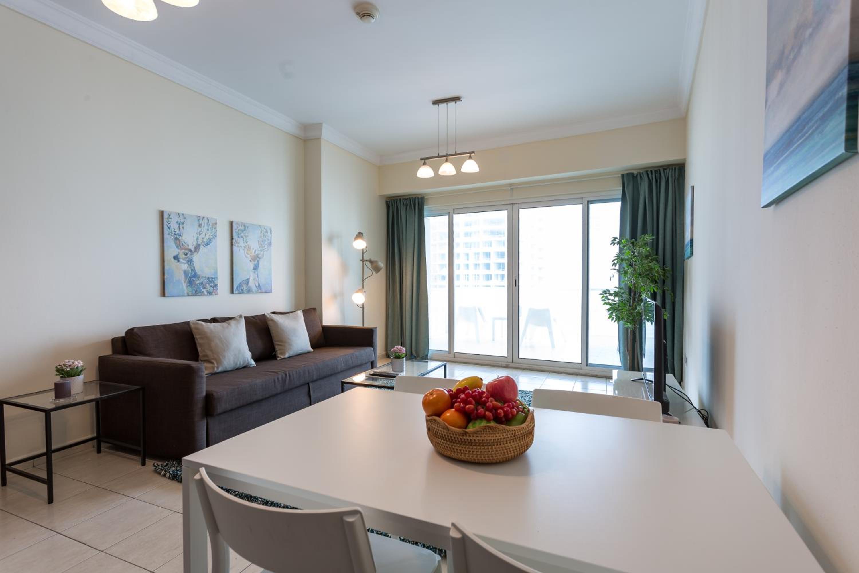 HiGuests - Superb Lake Views from this 2BR Apt in JLT