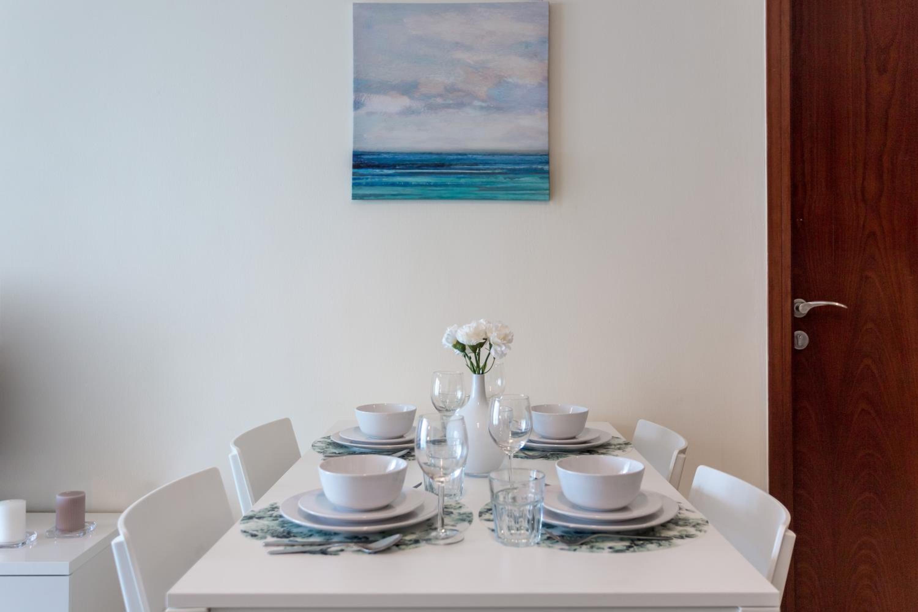 HiGuests - Superb Lake Views from this 2BR Apt in JLT