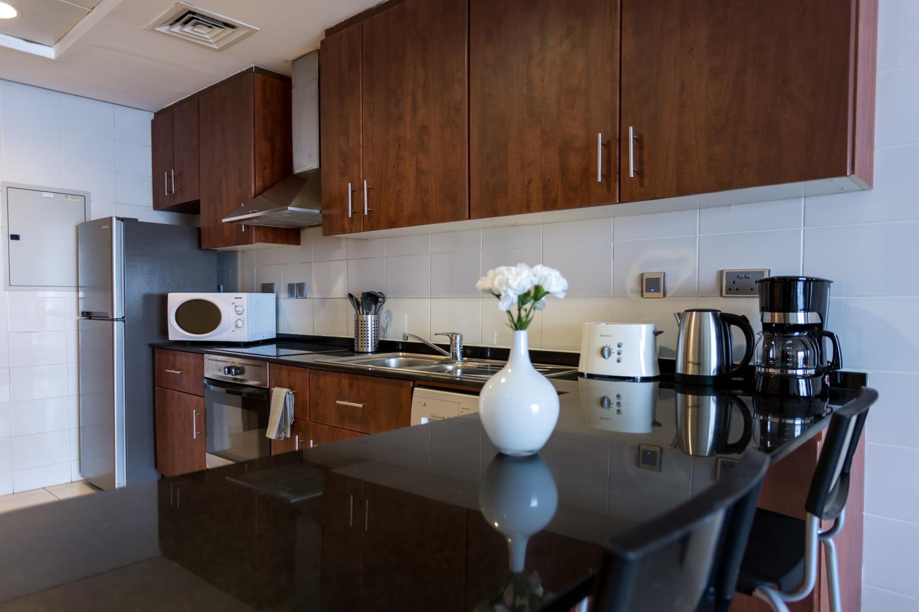 HiGuests - Superb Lake Views from this 2BR Apt in JLT