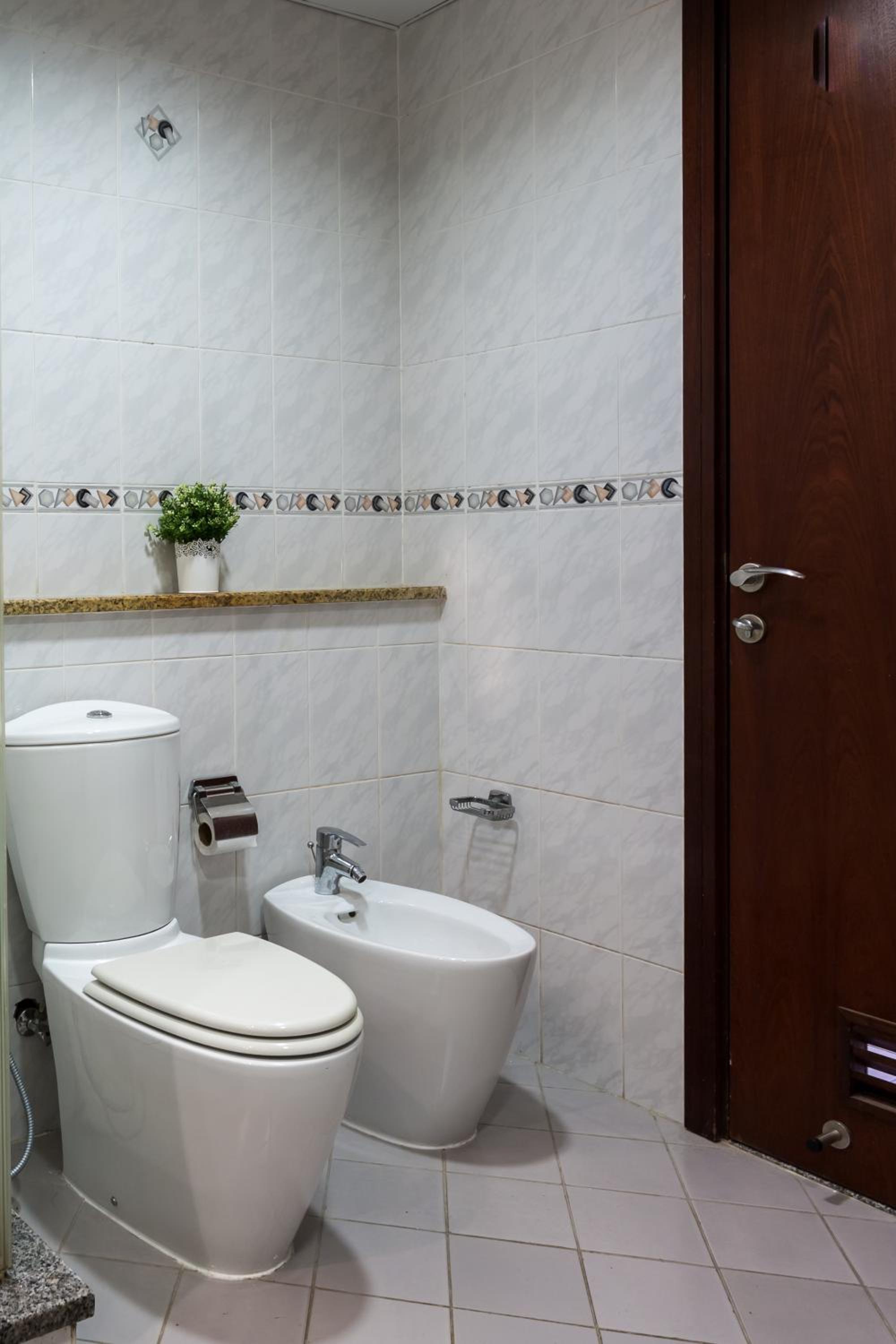 HiGuests - Superb Lake Views from this 2BR Apt in JLT