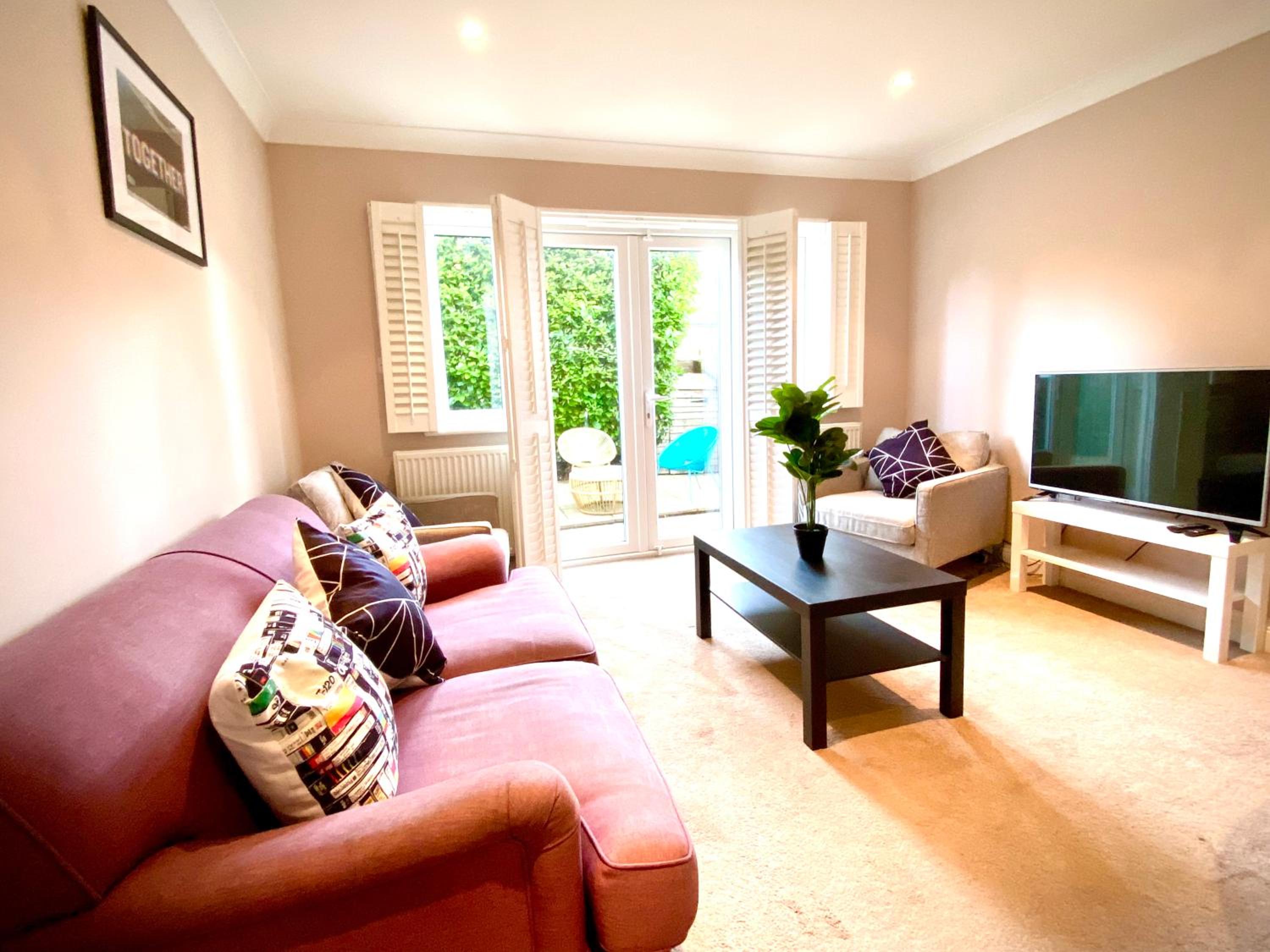 NEW! Luxury YELLOW HOUSE Bright Modern Detatched Home with PRIVATE PARKING, NETFLIX Close Luton, M1, and AIRPORT Ideal for Families, Professionals, Consult view 5