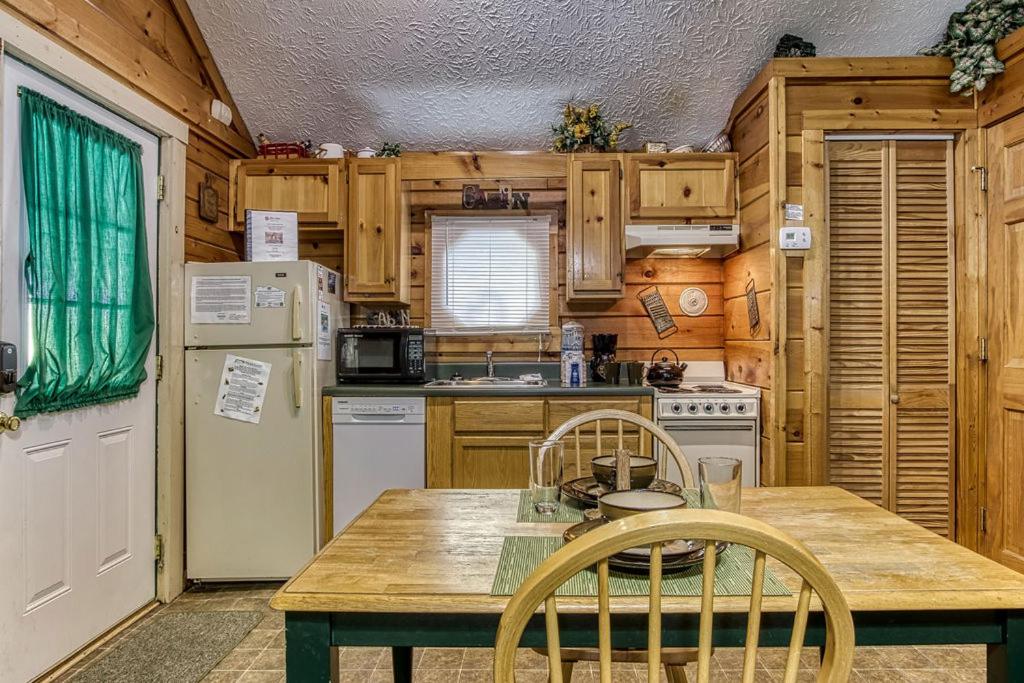 Forever Yours, 2 Hot tubs, FREE Attraction tickets, WIFI, Near The Parkway in Pigeon Forge!!! view 2