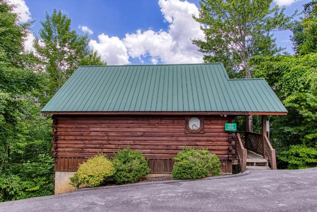 Forever Yours, 2 Hot tubs, FREE Attraction tickets, WIFI, Near The Parkway in Pigeon Forge!!! view 3