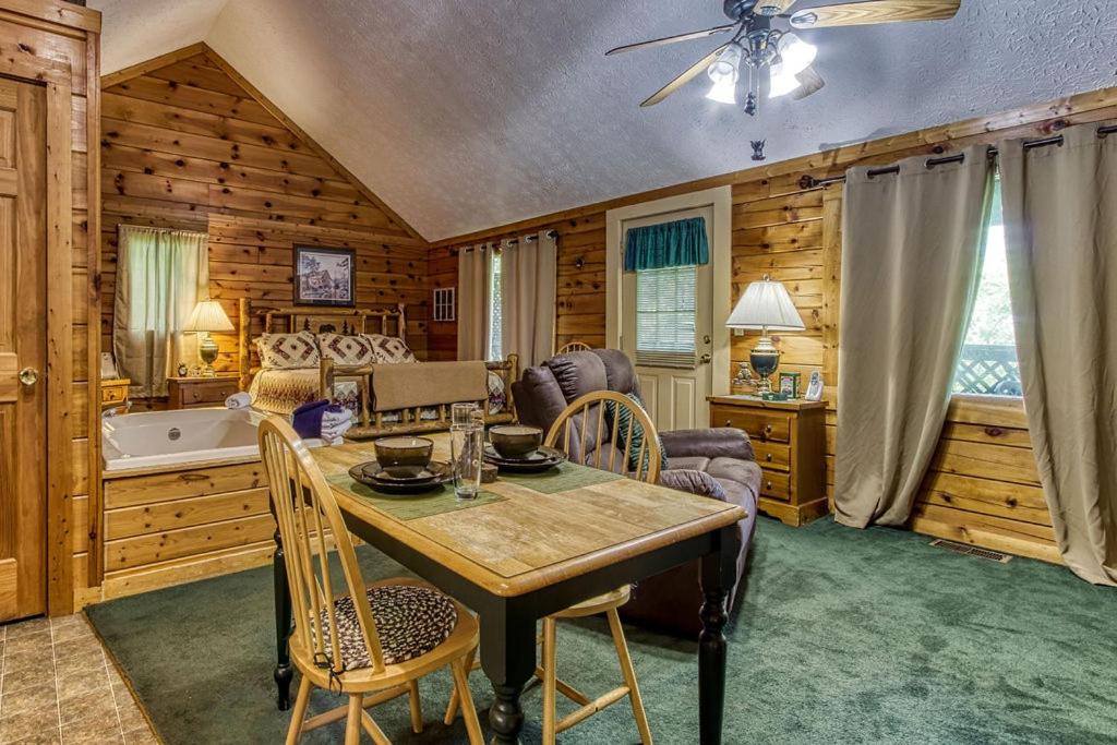 Forever Yours, 2 Hot tubs, FREE Attraction tickets, WIFI, Near The Parkway in Pigeon Forge!!! view 4