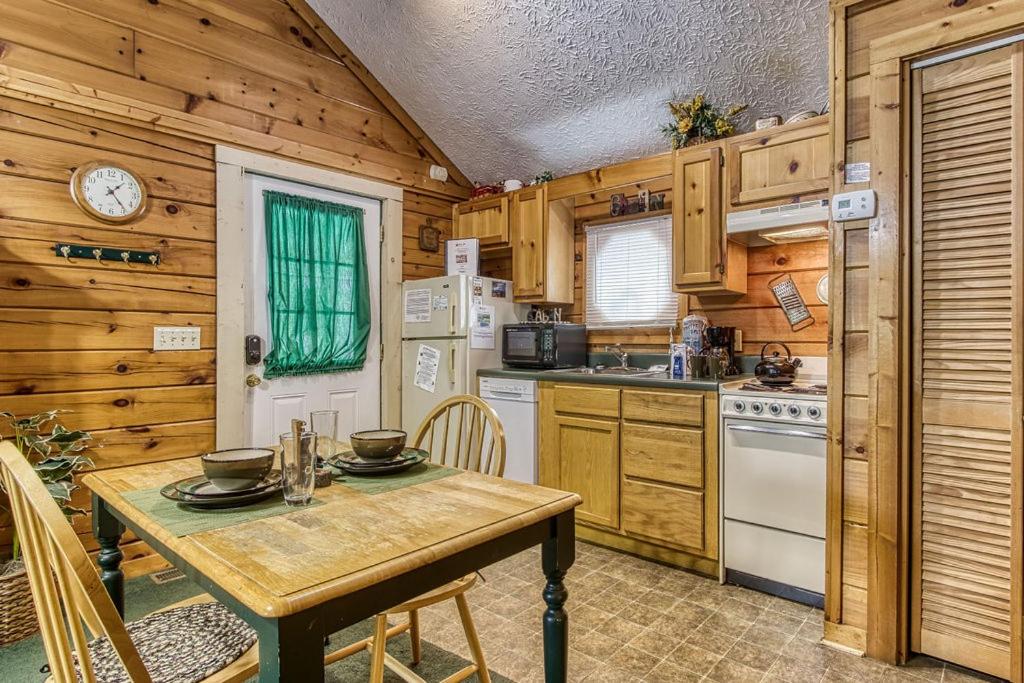 Forever Yours, 2 Hot tubs, FREE Attraction tickets, WIFI, Near The Parkway in Pigeon Forge!!! view 5