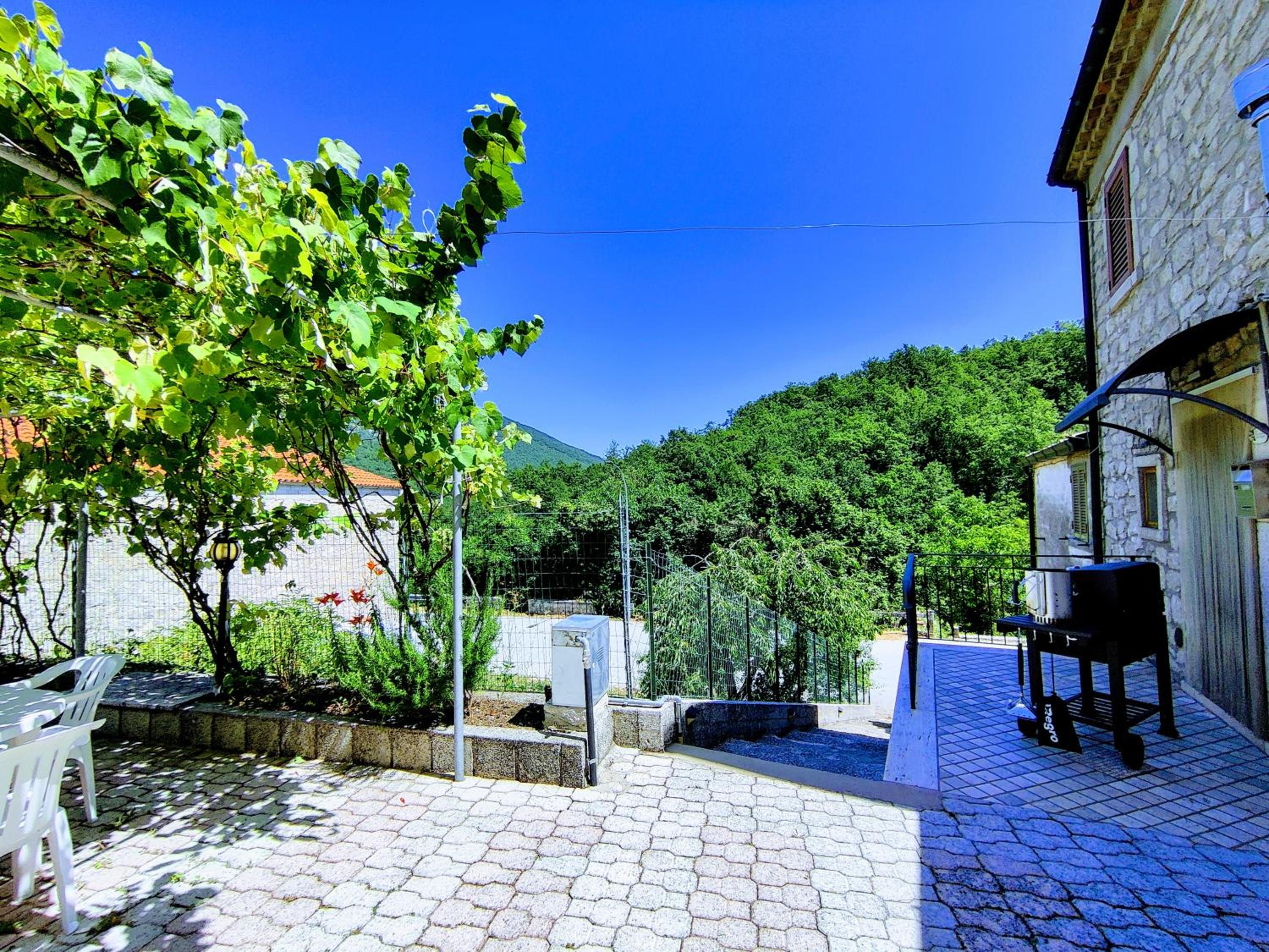 Casa rustica con terrazza e barbecue view 5