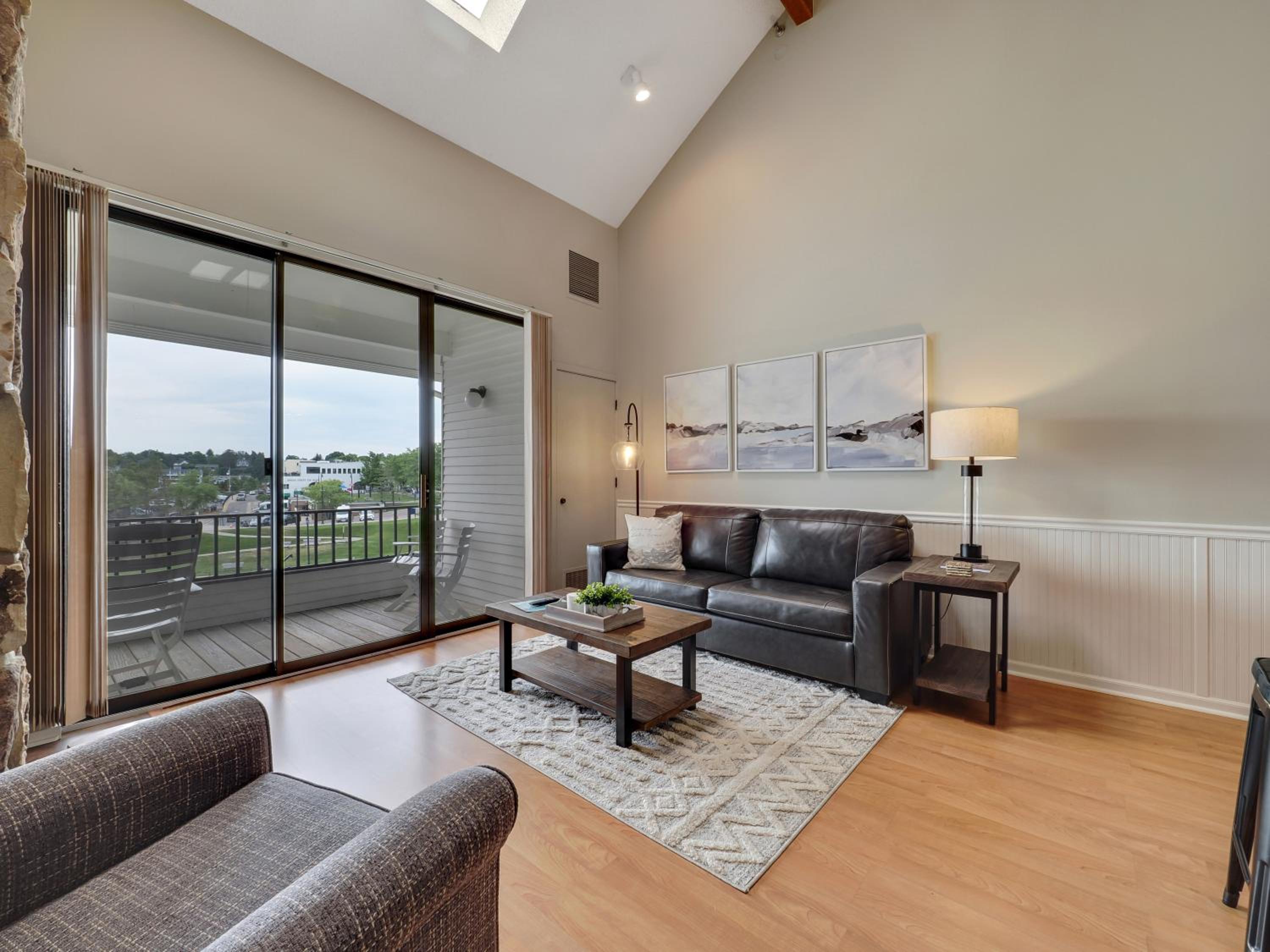 357 Edgewater Inn