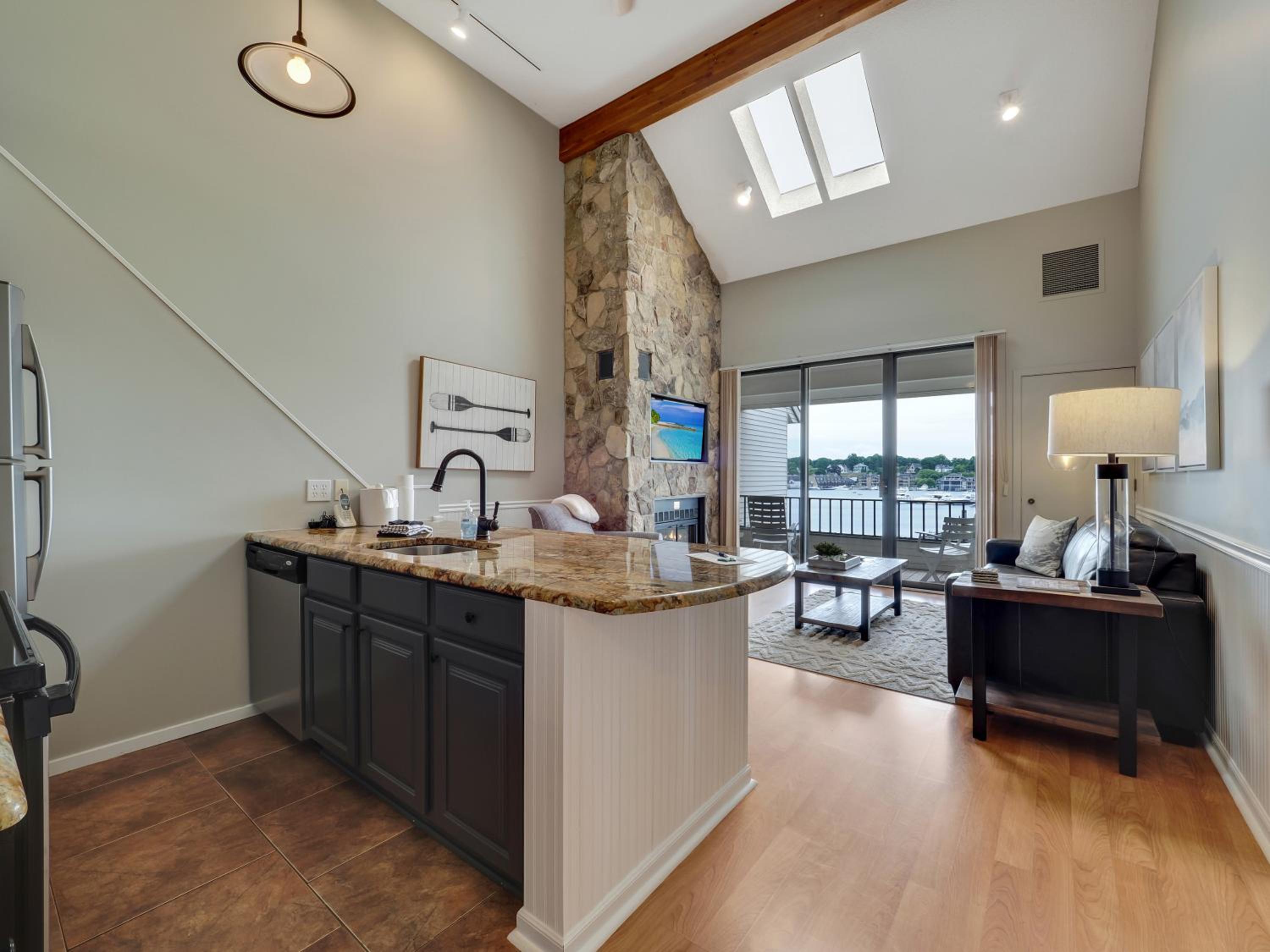 357 Edgewater Inn