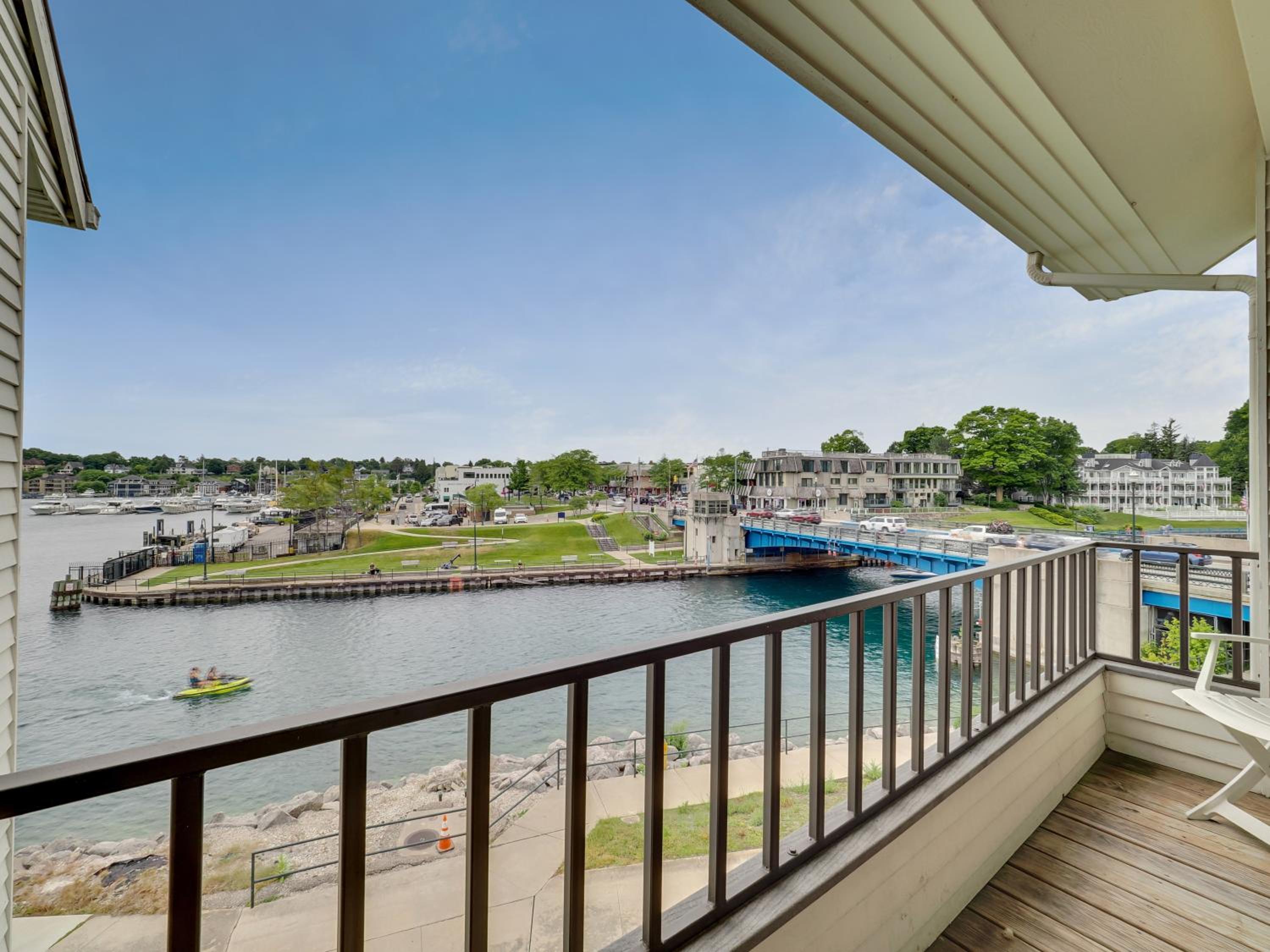 357 Edgewater Inn
