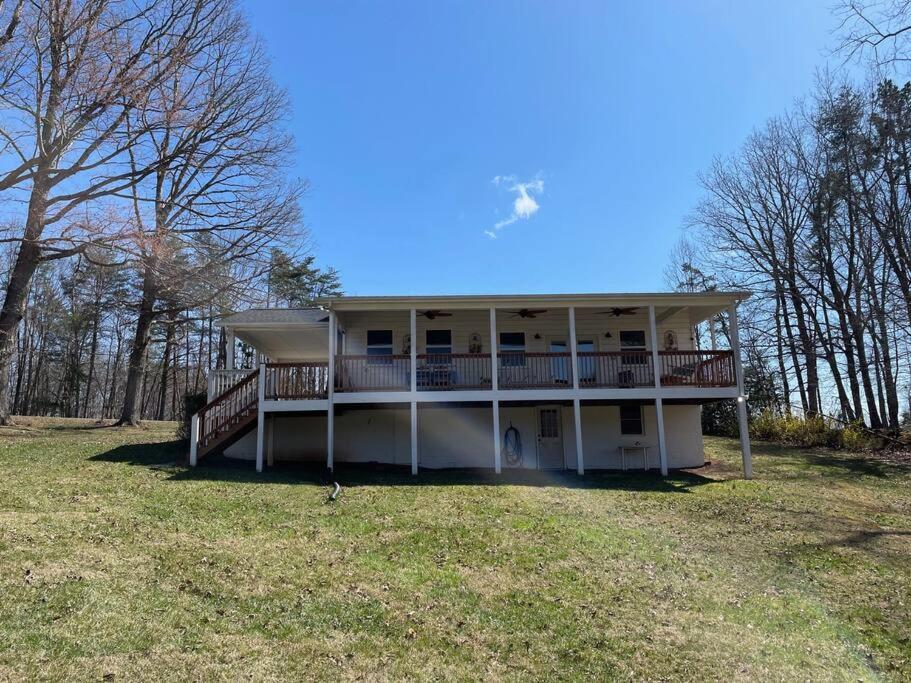 Beautiful 2 BR 1 BA Cabin in Blue Ridge Mountains: The Little White House view 4