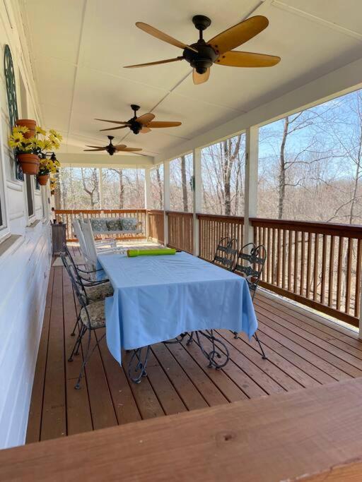 Beautiful 2 BR 1 BA Cabin in Blue Ridge Mountains: The Little White House view 5