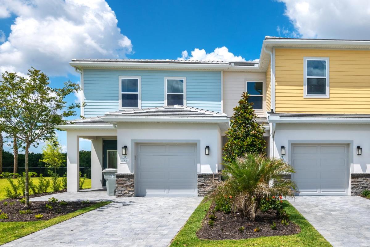 Luxury 3 Bedroom Townhouse with Patio - 768DR view 2